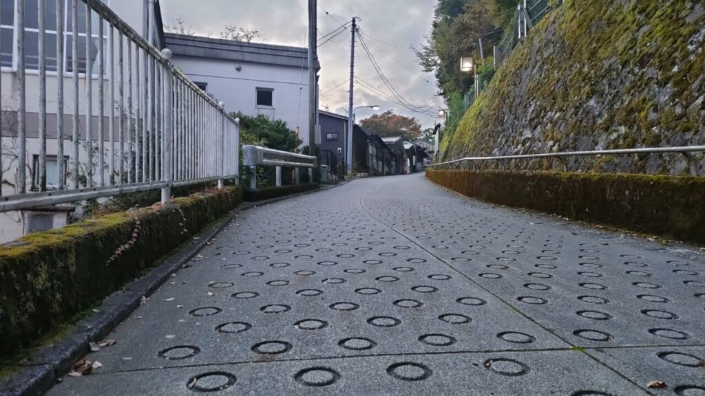宮ノ下駅へ向かう坂道｜合同会社あすだち
