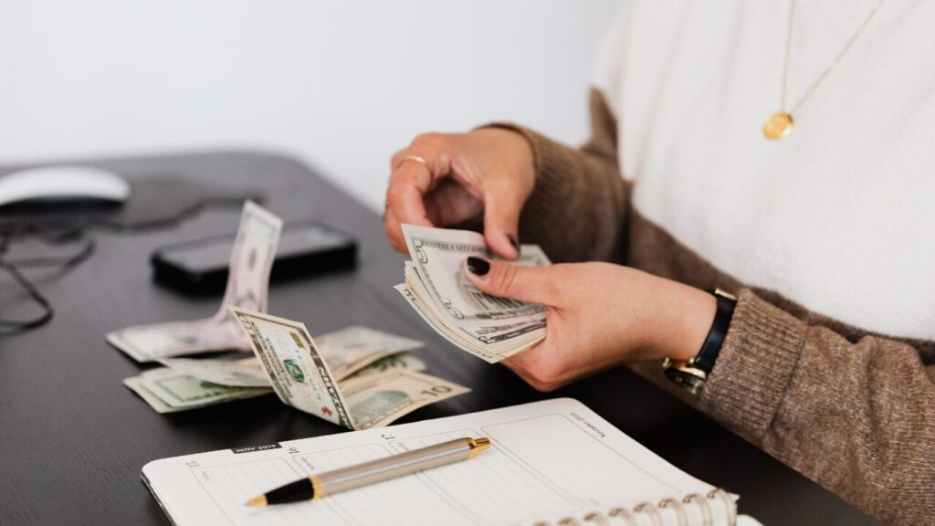 役員報酬とは?|合同会社あすだち